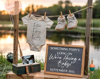Könnte beinhalten: Baby-Ankündigung mit Angel-Thema. Ein weißer Body mit dem Text "Future Fishing Buddy" hängt mit Babyschuhen. Ein Schild lautet "Something Fishy's Going On We're Having a Baby! September 2025". Ein Ultraschallbild und eine Angelkiste sind ebenfalls vorhanden.