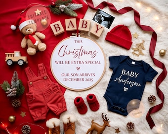 Könnte beinhalten: Eine weihnachtliche Babyankündigung mit roten und weißen Elementen. Das Bild zeigt Babykleidung, einen Teddybären, einen Ultraschall und den Text "This Christmas will be extra special. Our son arrives December 2025."