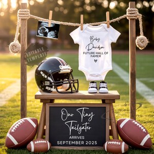 Op de afbeelding: Een baby aankondiging met een witte romper met de tekst "Baby Davidson FUTURE HALL OF FAMER", een footballhelm, kleine sneakers en een schoolbord met de tekst "Our Tiny Tailgater ARRIVES SEPTEMBER 2025". Inclusief een echo en voetballen.