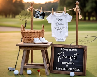 Puede incluir: Una escena de anuncio de bebé en un campo de golf. Un body blanco con el texto "Baby Davidson FUTURE GOLF BUDDY" cuelga con una foto de ultrasonido. Un letrero de pizarra dice "SOMETHING Par-fect IS COMING SEPTEMBER 2025". Pelotas de golf, zapatos y una cesta también están presentes.