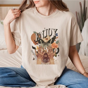 Vintage Shirts, Butterfly Lovers Shirt, Retro Shirt, Butterfly Shirt, Vintage Design Shirt, Women Gift, Wildflower Shirt, Oversized t-shirt