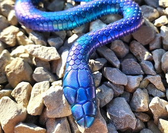 Scultura di serpente in resina blu iridescente: decorazione per la casa fantasy fatta a mano