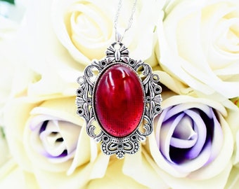 Elegancia carmesí: collar con colgante de inspiración victoriana con cadena de plata: joyería de resina elaborada a mano con adornos