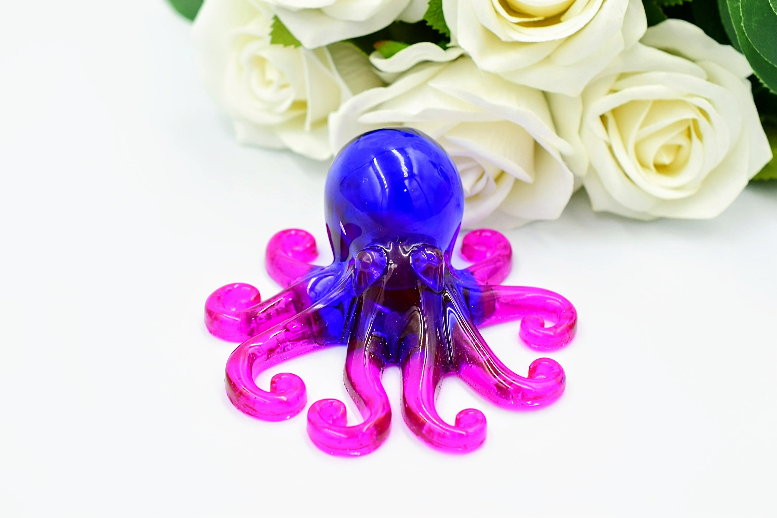 タコの置物：鮮やかな青とピンクの手作り樹脂製海の生き物のホーム