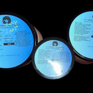 Puede incluir: Tres envases redondos de Edge Growth Butter, con etiquetas azules y bordes negros. Las etiquetas presentan texto y un logotipo. Los envases son de diferentes tama&ntilde;os, el m&aacute;s grande a la izquierda y el m&aacute;s peque&ntilde;o en el centro.