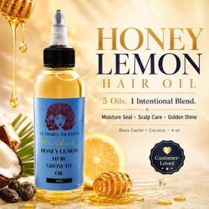 以下が含まれることがあります： 黒いキャップとノズルが付いた透明なプラスチック製のHoney Lemon Hair Growth Oilボトル。青いラベルには12 Tribes on Earth、Honey Lemon Hair Growth Oil、4 ozの文字が記載されています。ボトルの周りには蜂蜜、レモン、ココナッツが配置されています。