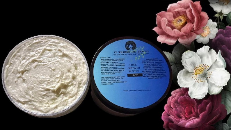Puede incluir: Un tarro de manteca capilar blanca y cremosa junto a un tarro abierto con una etiqueta azul. La etiqueta dice "12 Tribes on Earth" y "Edge Growth Butter". El fondo presenta rosas rosas y blancas.