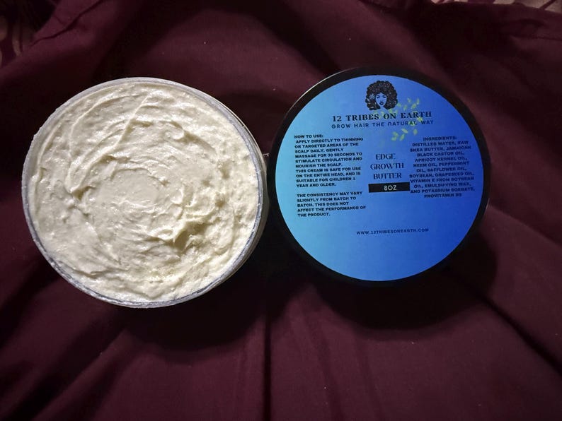 Puede incluir: Un recipiente abierto de Edge Growth Butter con una textura cremosa blanquecina se encuentra junto a su tapa. La tapa es azul con texto blanco y un logotipo. El producto es de 227g.