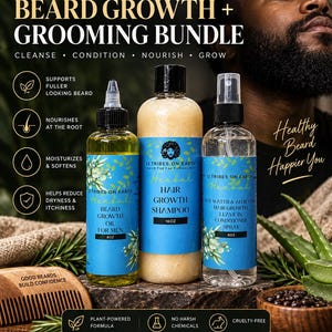 Op de afbeelding: Een baardgroei- en verzorgingsset bestaande uit drie flessen: 8oz baardgroeiolie, 16oz haargroeishampoo en 8oz rijstwater en aloë vera leave-in conditioner spray. De flessen hebben blauwe etiketten met botanische illustraties.