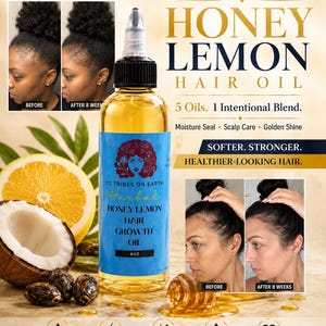 以下が含まれることがあります： 黒いキャップと青いラベルが付いたHoney Lemonヘアオイルの透明なプラスチックボトル。ラベルには12 Tribes on Earth Herbal Honey Lemon Hair Growth Oil 4ozと記載されています。画像には、髪のビフォーアフター写真、レモンのスライス、ココナッツが含まれています。