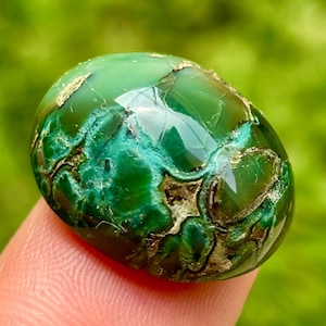 Può includere: Un set di tre tazze in ceramica con finitura opaca e macchiettata. Le tazze sono nei toni del crema, grigio chiaro e grigio scuro. Ogni tazza ha un design semplice e moderno e un manico arrotondato. Le tazze sono impilate.