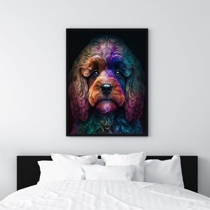 Pode incluir: Um retrato abstrato colorido de um poodle marrom e branco com olhos azuis. A pelagem do cão é pintada em tons de roxo, azul, verde e laranja.