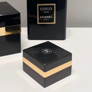 Tarro de crema Chanel Coco Noir negro y dorado, mini tarro de laca. No está a la venta. Artículo de colección.
