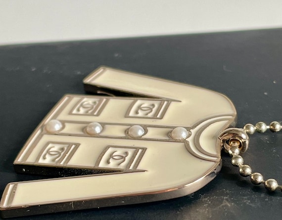 シャネル ホワイト クラシック ジャケットチャーム – フェイクパール