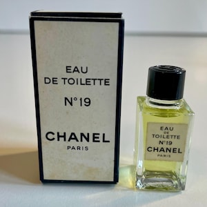 Chanel 19 parfum - Etsy 日本