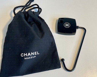 Zeldzame CHANEL-tashaak – VIP-cadeau – zwart-wit CC-logo – met zakje