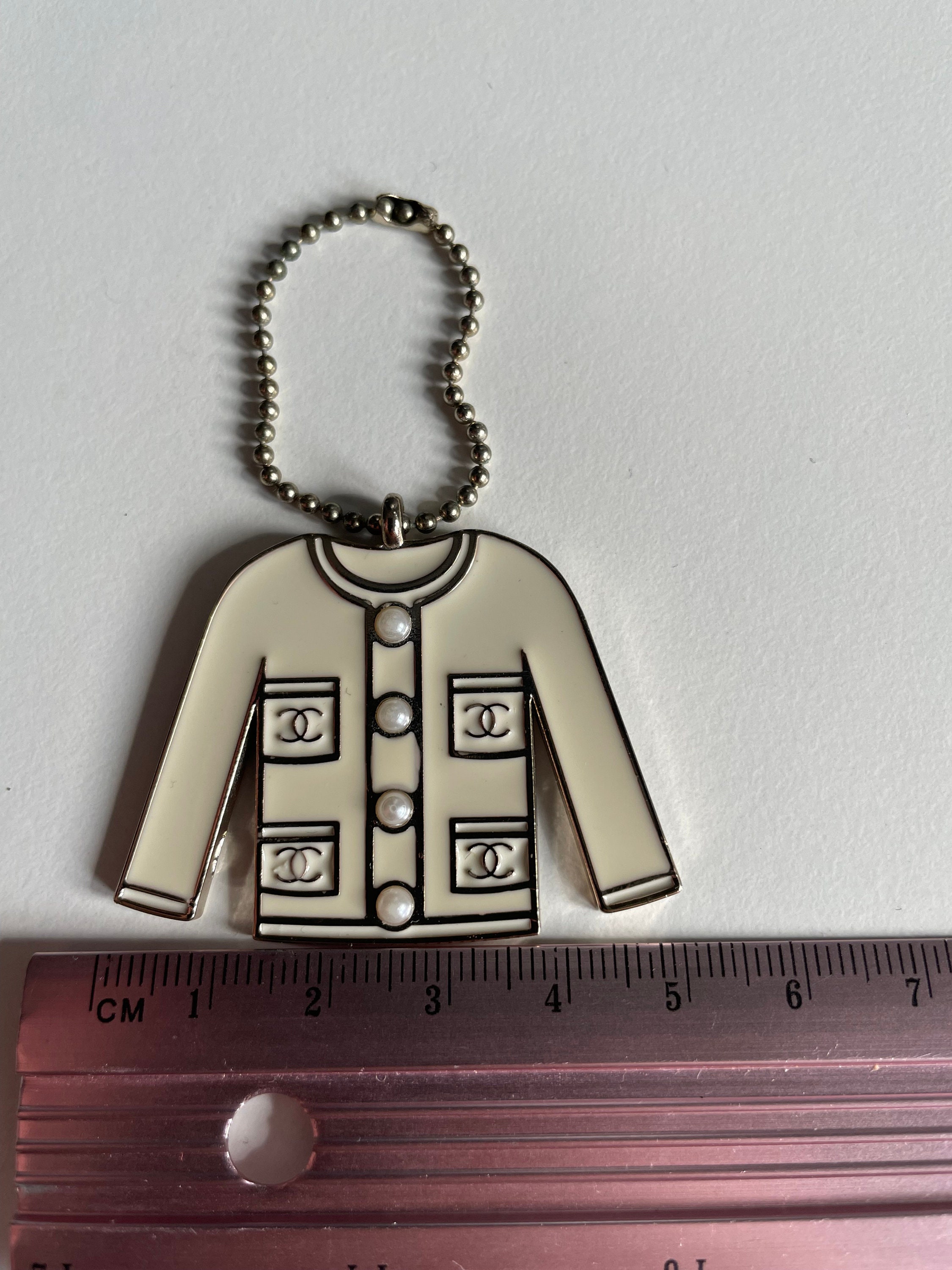 シャネル ホワイト クラシック ジャケットチャーム – フェイクパール
