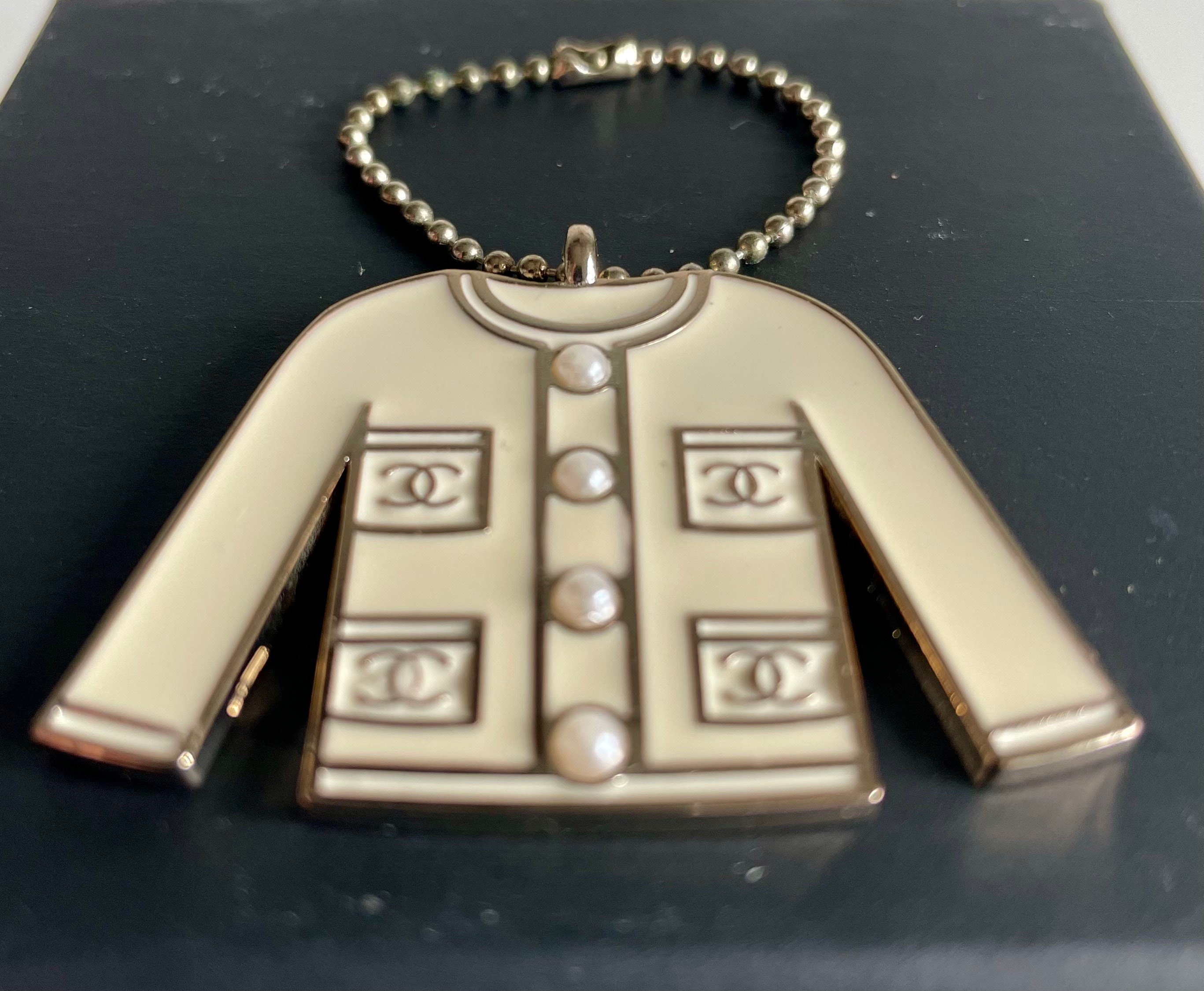 シャネル ホワイト クラシック ジャケットチャーム – フェイクパール