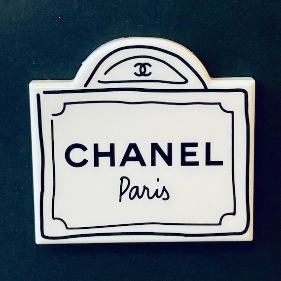 シャネル ロゴ ランプ クリスタル風 Rare Vintage CHANEL Resin Magnet Brooch – Collectible VIP Gift in