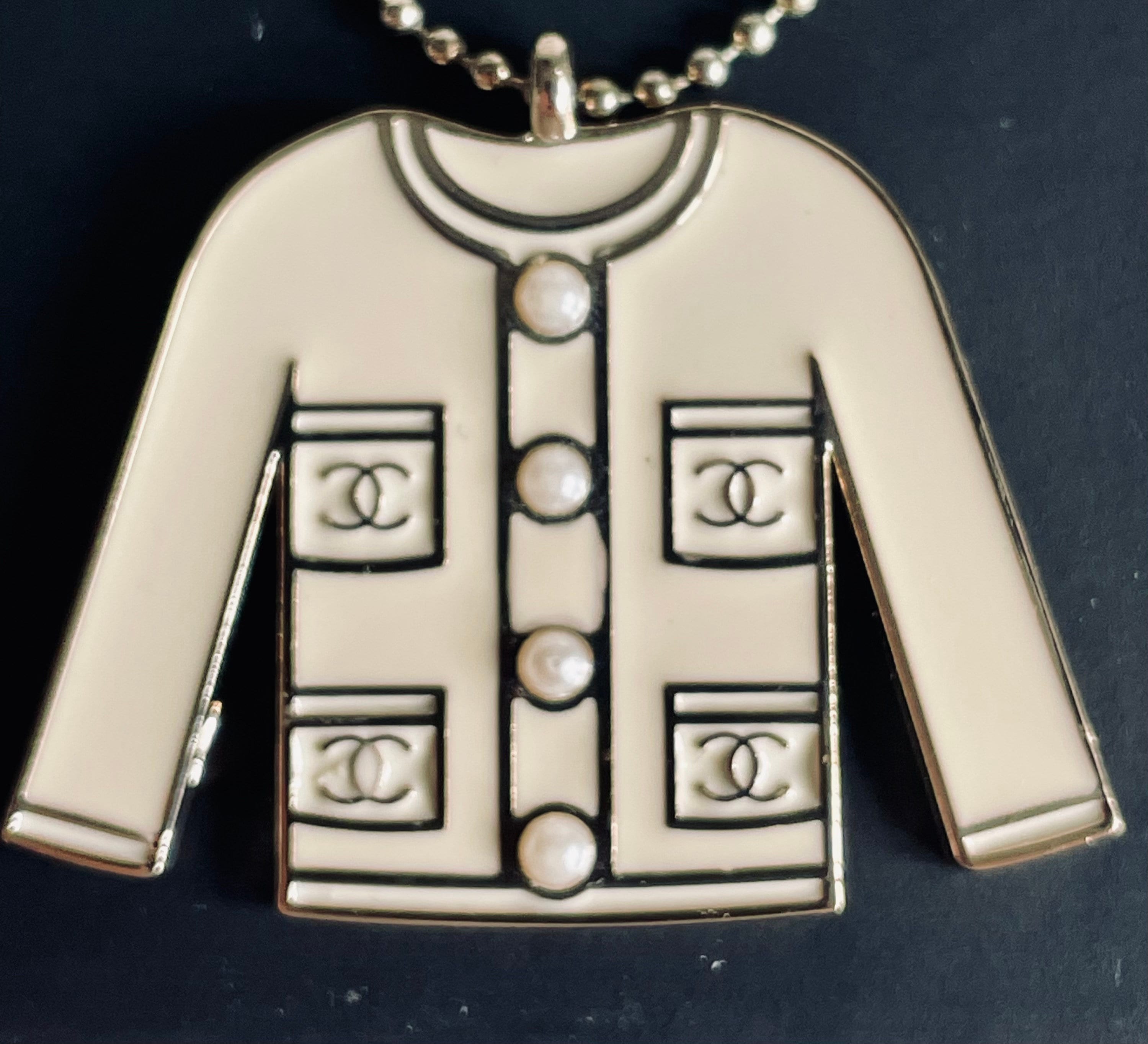 シャネル ホワイト クラシック ジャケットチャーム – フェイクパール