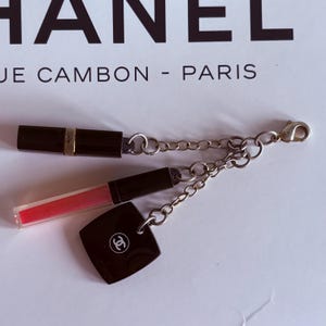 Vintage Chanel Rouge Coco Taschenanhänger Schlüsselbund Mini Spiegel Lippenstift Glanz Charm Sammler Zubehör