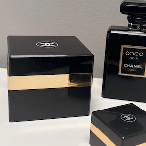 Puede incluir: Un juego de tres tazas de cerámica con un esmalte moteado de color crema. Cada taza presenta un diseño pintado a mano diferente: una hoja azul y verde, una flor amarilla y una baya roja. Las tazas tienen un diseño simple y moderno.