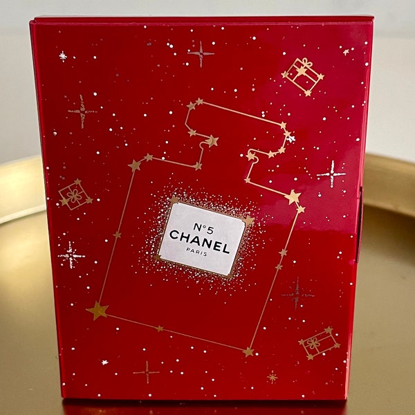 Chanel No 5 Eau de Parfum Miniature Perfume, Miniature, in a exclusive giftbox, Vintage, authentic