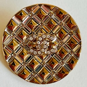 Authentieke, zeldzame CHANEL-knop met tweed en kaart, gouden wafelontwerp en kristallen CC-logo