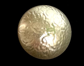 Vintage Chanel-knop doorschijnend gemarmerde parel CC-logo couture-knop