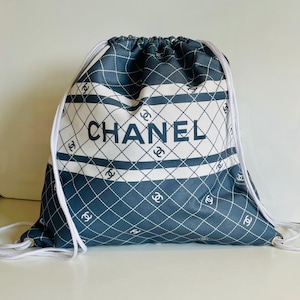 Seltene CHANEL “À La Plage” VIP Strandtasche - Grau & Weiß Kordelzug - authentische PVC Tasche