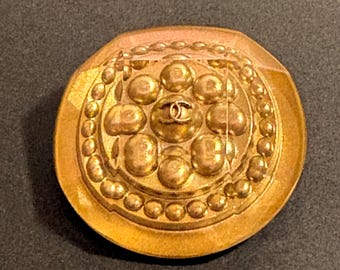 Un par de botones vintage Desrues de Chanel (2): botones de cúpula de plexiglás esculturales dorados: un hallazgo de alta costura poco común