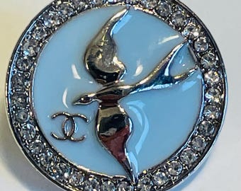 Conjunto de 4 zeldzame CHANEL-knopen – lichtblauw vogel- en CC-logo – strassteentjes – site de colecionador