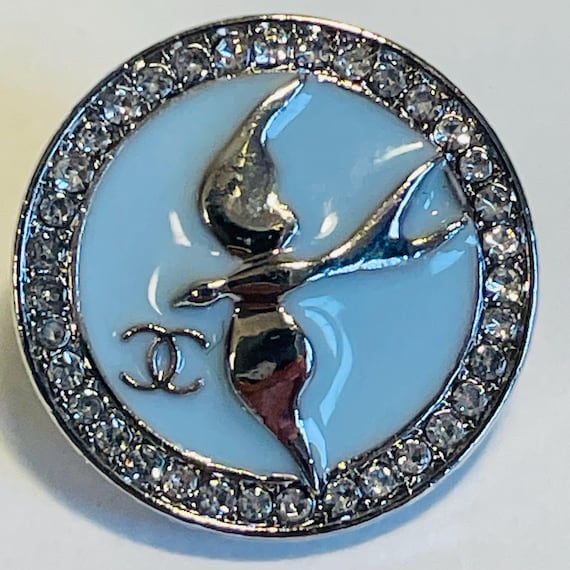 Set Van 4 Zeldzame Chanel-knopen – Lichtblauw Vogel- En Cc-logo