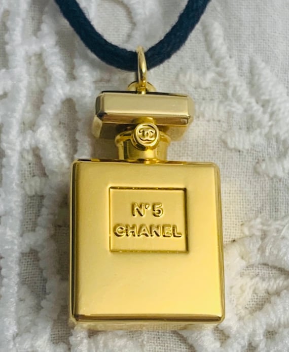 ネックレス・ペンダント CHANEL PERFUME BOTTLE NECKLESS Chanel 2020 CC Perfume Bottle Pendant Necklace - Luxury Used