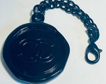 希少な大型シャネル ブラックシール バッグチャーム – ヘビーメタル VIPギフト – コレクターズアクセサリー