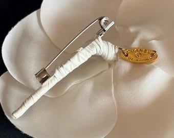 ヴィンテージ　CHANEL サテンリボン ブローチ白 Chanel White Camellia Brooch Bridal Silk Flower Pin With Box