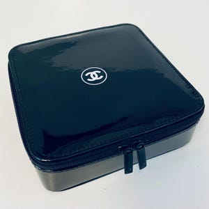 Estojo de maquiagem chique CHANEL – Couro sintético preto envernizado – Vintage, autêntico