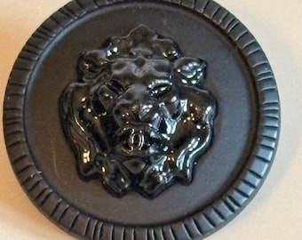 Paar Chanel-knopen van zwarte hars met leeuwenkop en CC-logo Vintage