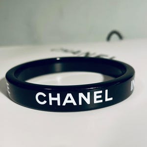 INIMITABLE Authentic Vintage CHANEL Resin Bracelet – Rare VIP Gift – Logo Design