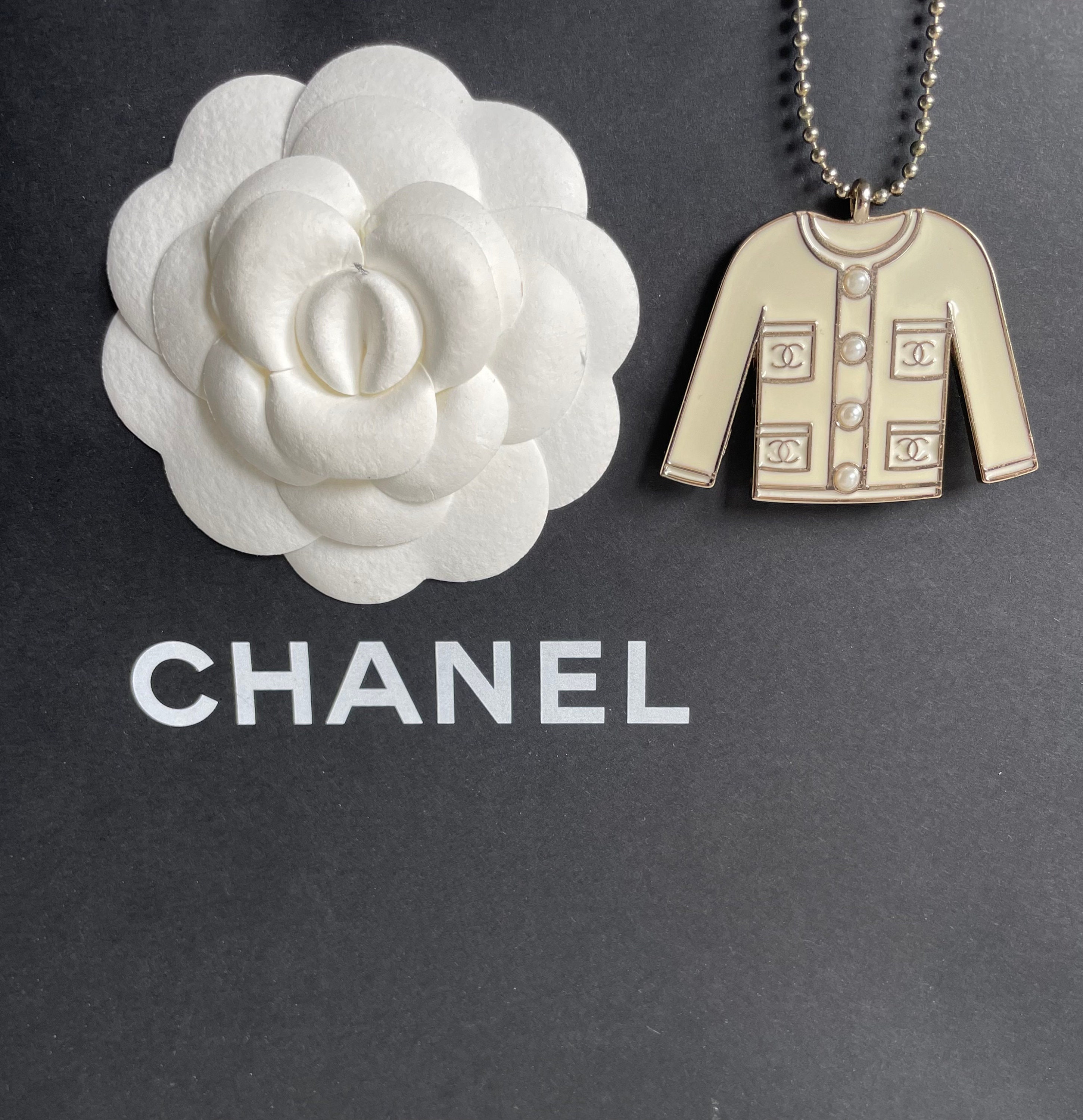 シャネル ホワイト クラシック ジャケットチャーム – フェイクパール