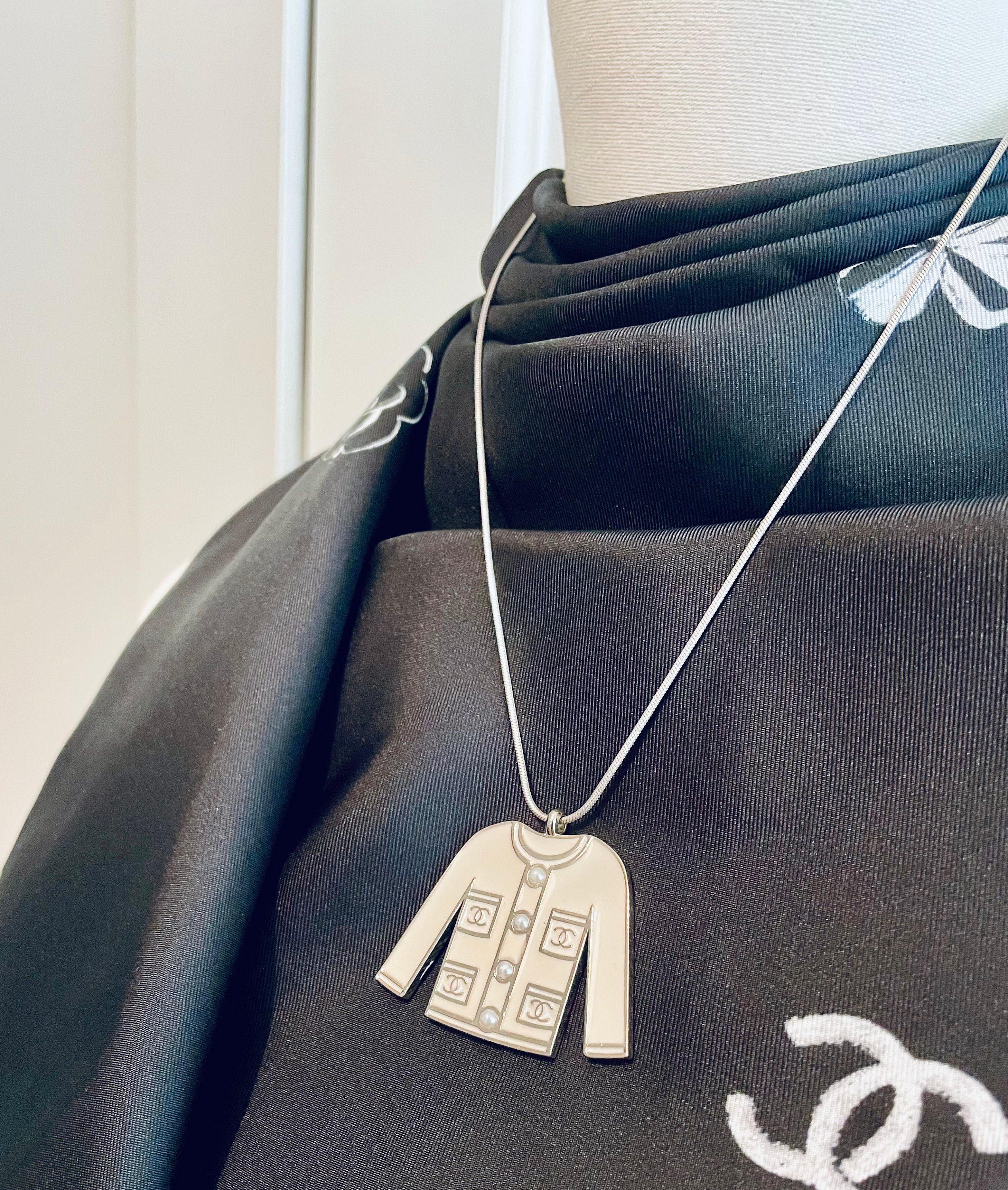 シャネル ホワイト クラシック ジャケットチャーム – フェイクパール