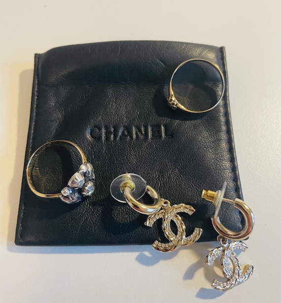 シャネル　ヴィンテージジュエリーポーチ Vintage CHANEL Black Leather Jewelry Pouch – Zipper Closure – Rare