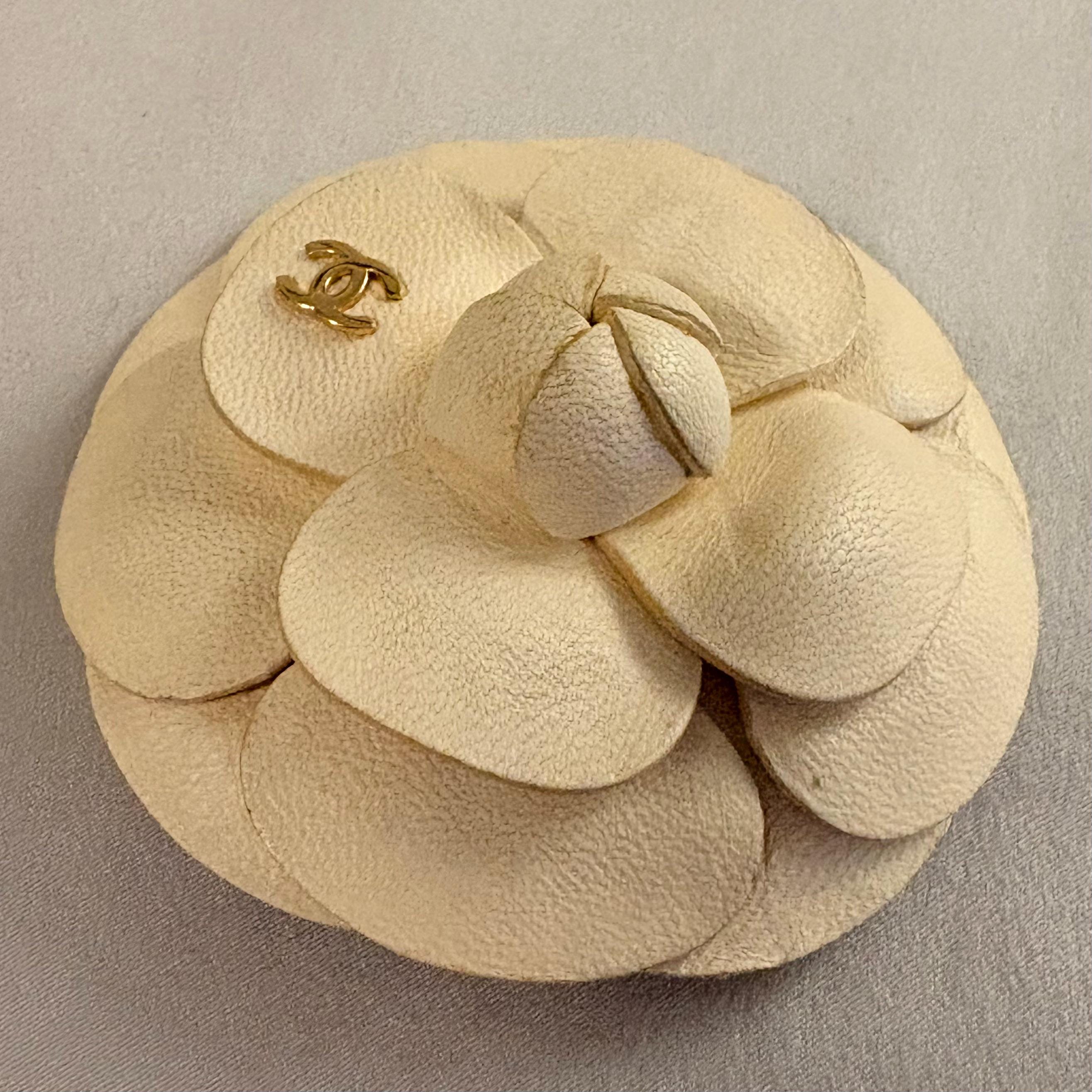CHANEL アイボリーフラワーブローチ Chanel Flower Brooch - Etsy