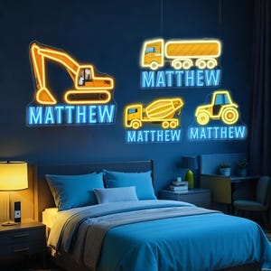 Può includere: Quattro insegne al neon a forma di veicoli da cantiere sono appese sopra un letto. Le insegne sono gialle con contorni blu e il nome "MATTHEW" in blu. I veicoli includono un escavatore, un camion, una betoniera e un trattore.