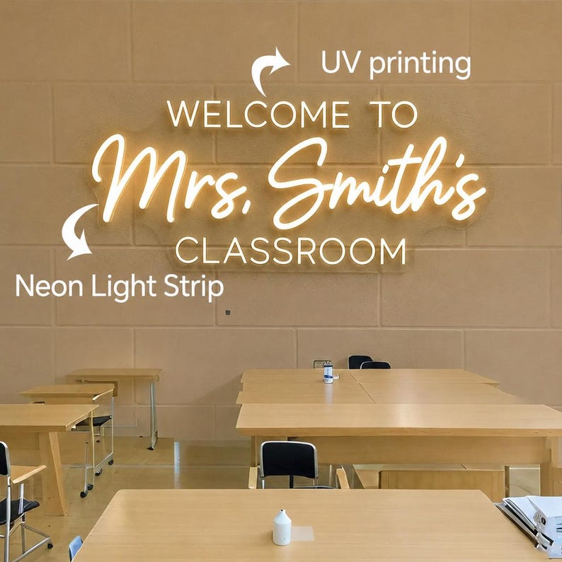 Op de afbeelding: Een wandbord met de tekst WELCOME TO Mrs. Smith's CLASSROOM in oplichtende witte neonletters. Het bord bevat details over UV-bedrukking, met pijlen die wijzen naar de neonlichtstrip en het oppervlak van de UV-bedrukking.
