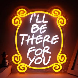 以下が含まれることがあります： 「I'LL BE THERE FOR YOU」の文字が白く光るネオンサイン。黄色いフレームに装飾的な渦巻き模様が施されています。暗い背景の中でサインが輝き、温かく魅力的な雰囲気を作り出しています。左側には小さなフィギュアが見えます。