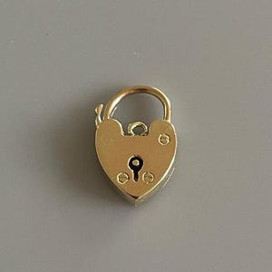 Colgante con dije de candado en forma de corazón en oro de 9 k