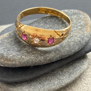 Anello antico in oro 18 carati con diamanti e rubini, con montatura in gesso.