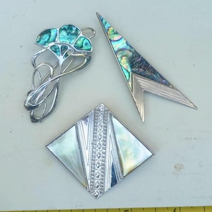 Broche vintage de abulón Duri: Pin Art Déco de nácar. Escamas de dragón.