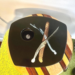 Ikebana Keramik Blommorvas med Groda, Rundad Fyrkantig Form, Korsande Kometer. Tillverkad i Kanada.